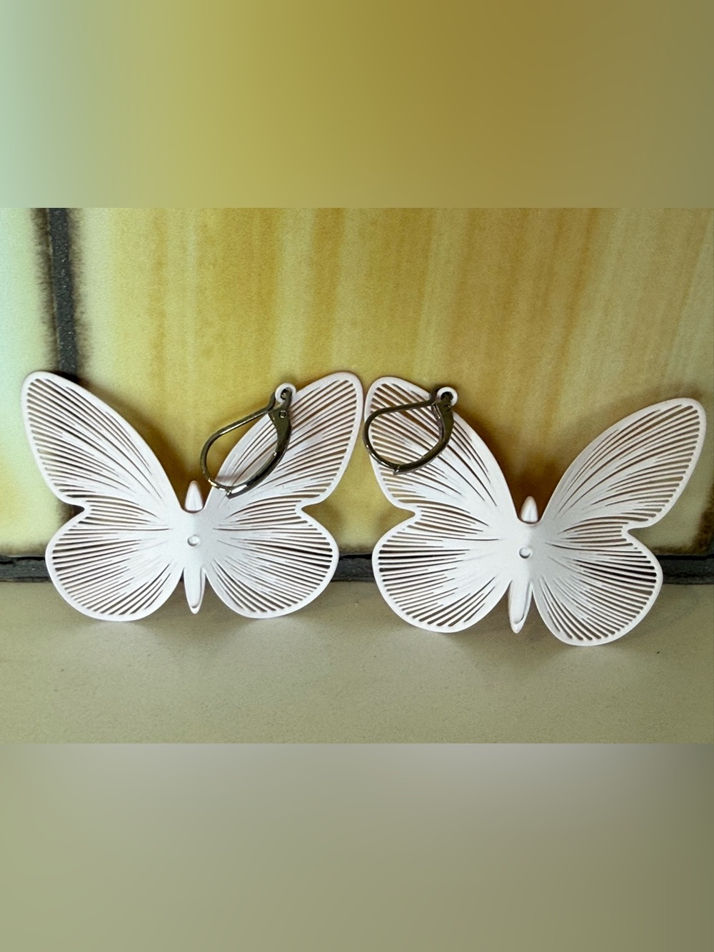 Butterfly Earring Soft Pink - Picture 7 of 9